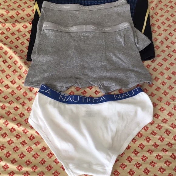 Under Armour T-Shirt & 3 pairs of underwear - Picture 4 of 6